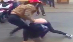 Nữ sinh cấp 3 bị đánh hội đồng, lột đồ trước cổng trường