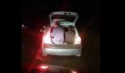 Taxi 4 chỗ nhét 8 người, khách ngồi cả ra cốp