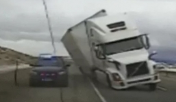 Video: Xe container ngã đè bẹp xe cảnh sát vì gió quá lớn