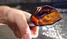 Vợ đập vỡ chai bia đâm chồng tử vong