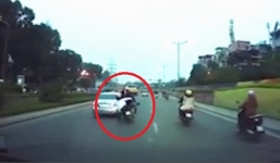 Phanh gấp, nam thanh niên rơi xuống đường khỏi xe máy kẹp ba