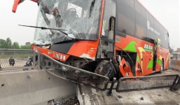 Xe khách nát đầu vì húc vào dải phân cách