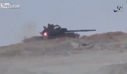 Xe tăng Syria thoát chết khi trúng tên lửa TOW