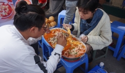 Ngày Valentine, cặp đôi rủ nhau ăn bánh mỳ chảo nhận 2 triệu đồng