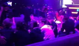 Bố choáng váng phát hiện con gái 14 tuổi làm tiếp viên quán bar