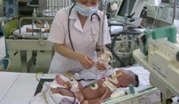 Dùng dao lam cắt rốn, bé sơ sinh nguy kịch vì bị uốn ván