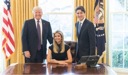 Ái nữ nhà Trump bị chỉ trích vì ngồi ghế Tổng thống khi tiếp Thủ tướng Canada