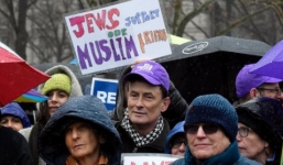 Tòa án chặn vô thời hạn sắc lệnh nhập cư của Trump