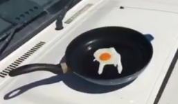 Video: Cảnh sát rán trứng trên nắp capô ô tô trong cái nóng 47,1 độ C