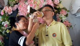 Video: Cặp đôi tổ chức đám cưới ngọc trai trên máy bay vào ngày Valentine