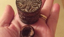 Người vợ giữ thỏi sô-cô-la chồng tặng suốt 33 năm