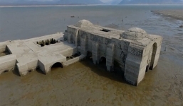 Nhà thờ 400 năm tuổi nổi lên mặt nước sau hạn hán