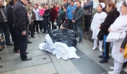 Thanh niên nặng 220kg bị ngã, 20 người vật vã mới nâng được dậy