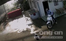 Video: 4 người dùng xà beng mở khóa, 'cuỗm' xe SH