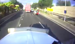 Va chạm với xe tải, người và moto nằm gọn trên thùng xe