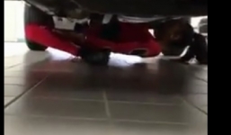 Video: Cô gái uốn dẻo chui qua gầm xe ô tô gây sốt