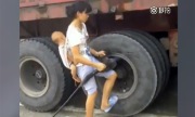 Video: Người phụ nữ địu con nhỏ tháo lốp xe tải