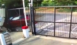 BMW M6 mất lái, đâm thủng cả tường bê tông