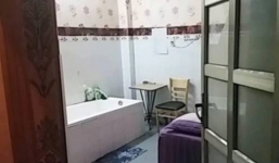 Bắt quả tang 5 cô gái khỏa thân 'chiều khách' trong tiệm massage