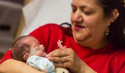 Câu chuyện người mẹ chết não cố gắng 'sống' 2 tháng để đợi con ra đời