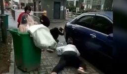 Chú rể giật mình đánh rơi cô dâu vào thùng rác