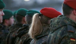 Báo Đức hé lộ bê bối nữ tân binh bị ép khỏa thân, múa cột trong căn cứ