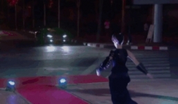 Nữ người mẫu gặp sự cố ngã nhào trên thảm đỏ