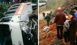 Xe chở 25 tân binh gặp nạn, lật nghiêng ra đường