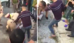 Thanh niên liều lĩnh tung cước vào mặt lái xe đang bị CSGT khống chế