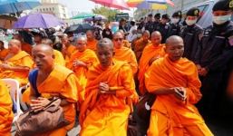 Thái Lan: Hàng nghìn cảnh sát vây bắt nhà sư bị tố rửa tiền