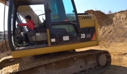 Video: Bé trai 4 tuổi lái máy xúc thành thạo thu hút sự chú ý của cộng đồng mạng