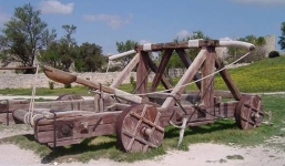 Clip cần sa được đưa vào Mỹ bằng máy bắn đá cổ