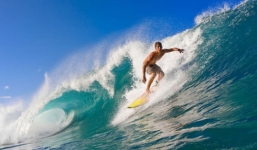 Du khách ngã úp mặt xuống nước vì vừa uống bia vừa lướt sóng