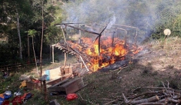 Lửa thiêu trụi căn nhà cùng toàn bộ đồ đạc của cặp vợ chồng dị tật