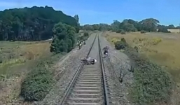 Hy hữu tay đua thoát chết thần kỳ ngay trước mũi tàu hỏa