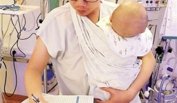 Nam y tá vừa địu bệnh nhi vừa làm việc gây xúc động dân mạng