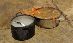 Nước giếng nổi váng, bốc cháy ngùn ngụt