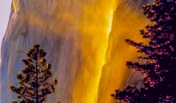 Kỳ lạ 'thác lửa' rực sáng ở vườn quốc gia Mỹ