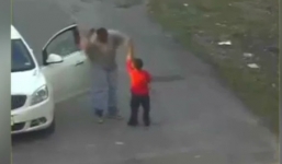 Bé trai bị người đàn ông dùng thắt lưng đánh liên tiếp