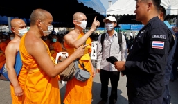 Hàng nghìn Phật tử Thái Lan đụng độ với cảnh sát vì nhà sư bị tố rửa tiền