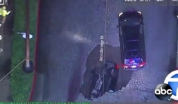 Hố tử thần khổng lồ nuốt chửng 2 ôtô trên phố