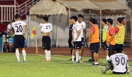 Phản đối trọng tài, thủ môn Long An quay lưng lại bắt penalty