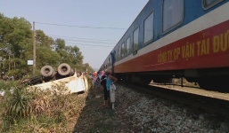 TNGT nghiêm trọng: Tàu hỏa va chạm xe ben khiến 3 người thiệt mạng