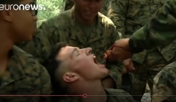 Video: Đặc nhiệm Mỹ uống máu rắn, ăn bọ cạp sống