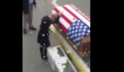 Video: Vợ chết lặng bên quan tài chồng quân nhân gây xúc động