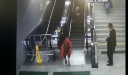 Cô gái lao nhanh như tên bắn cứu cụ già bị ngã thang cuốn