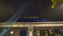 Toa đầu máy nặng 35 tấn 'hạ cánh' thành công trên đường sắt Cát Linh