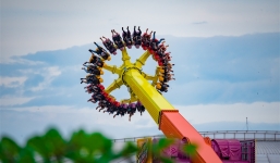 Hy hữu khách nam ngất khi chơi tháp rơi tự do cùng bạn gái