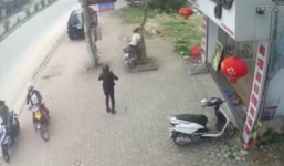 Con vặn tay ga khiến xe máy chở 2 mẹ con đâm thẳng vào gốc cây