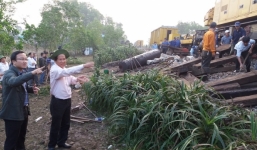 Vụ tàu hỏa tông xe tải, 3 người chết: Giải phóng toa cuối cùng